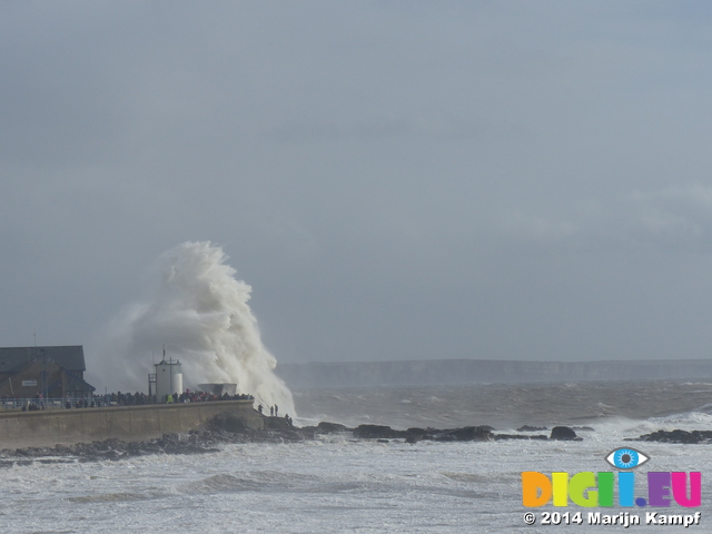 LZ01227 Big wave at Porthcawl lighthouse